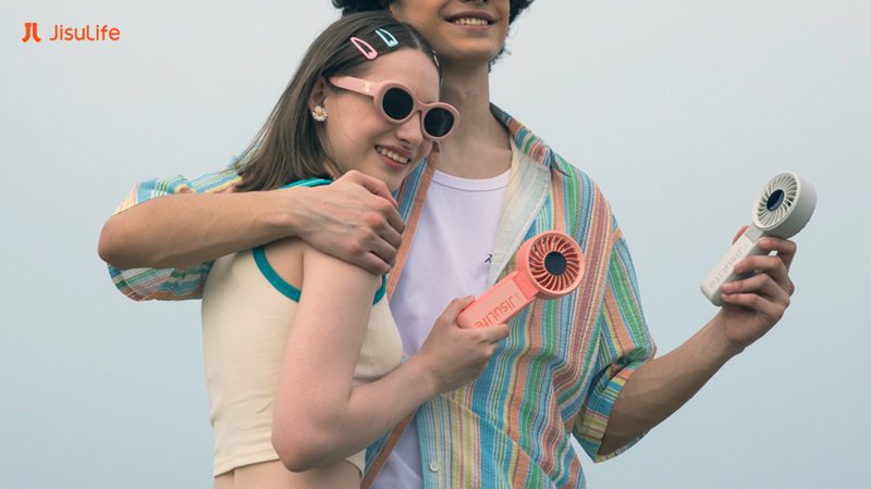 Quạt cầm tay - Phụ kiện du xuân 2025 hoàn hảo