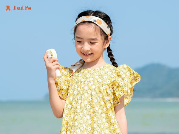Quạt cầm tay Jisulife cho trẻ và người lớn tuổi: Dùng sao cho an toàn? 2 Quạt cầm tay cho bé